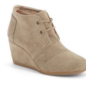 TOMS size 7.5 desert wedge taupe suede booties